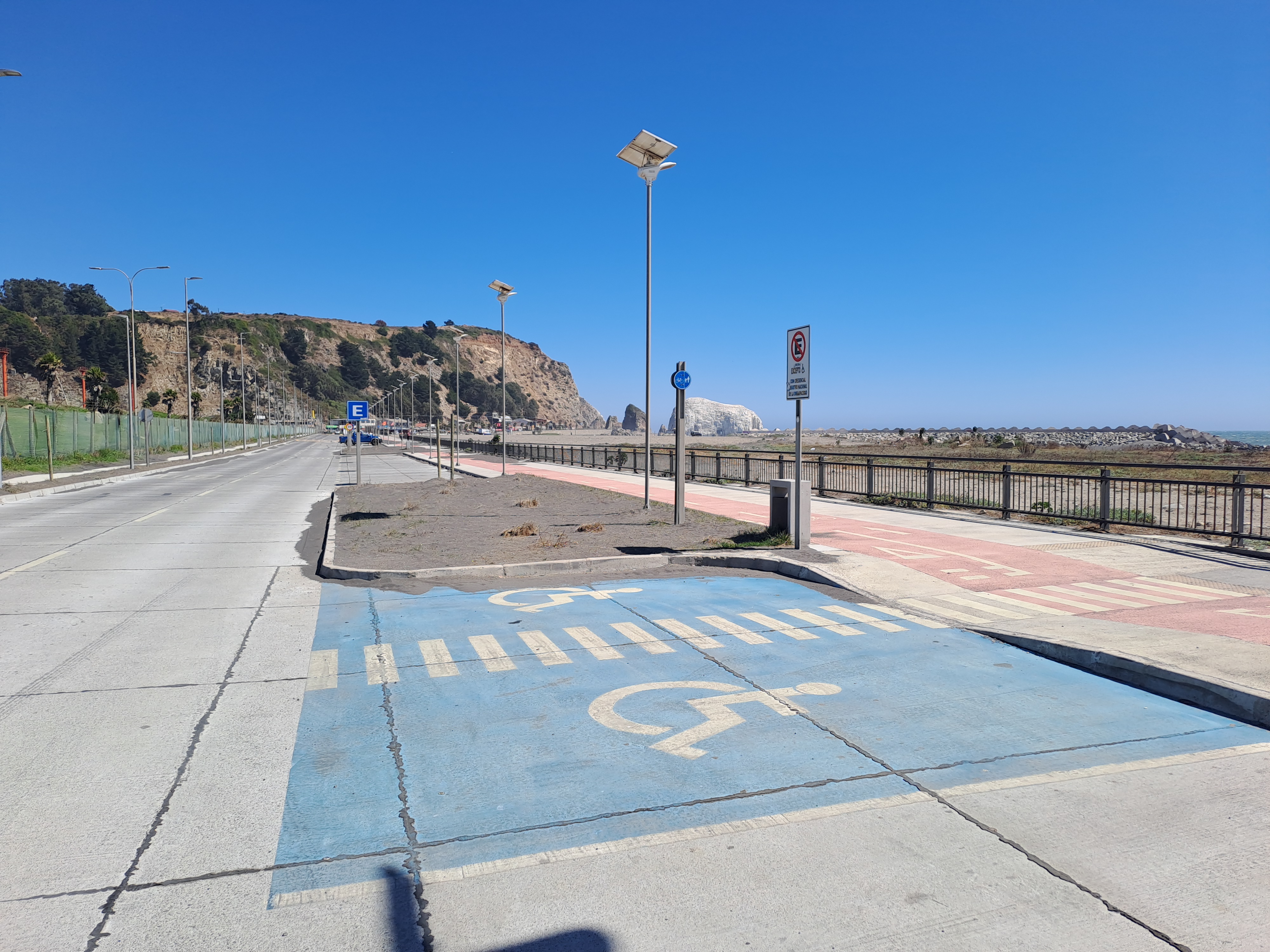 Fotografía del Estacionamiento, delimitado desde otra zona, en total la playa cuenta con 4 Estacionamientos Accesibles